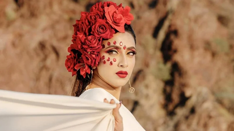 ভিন্ন লুকে ধরা দিলেন বিদ্যা সিনহা মিম